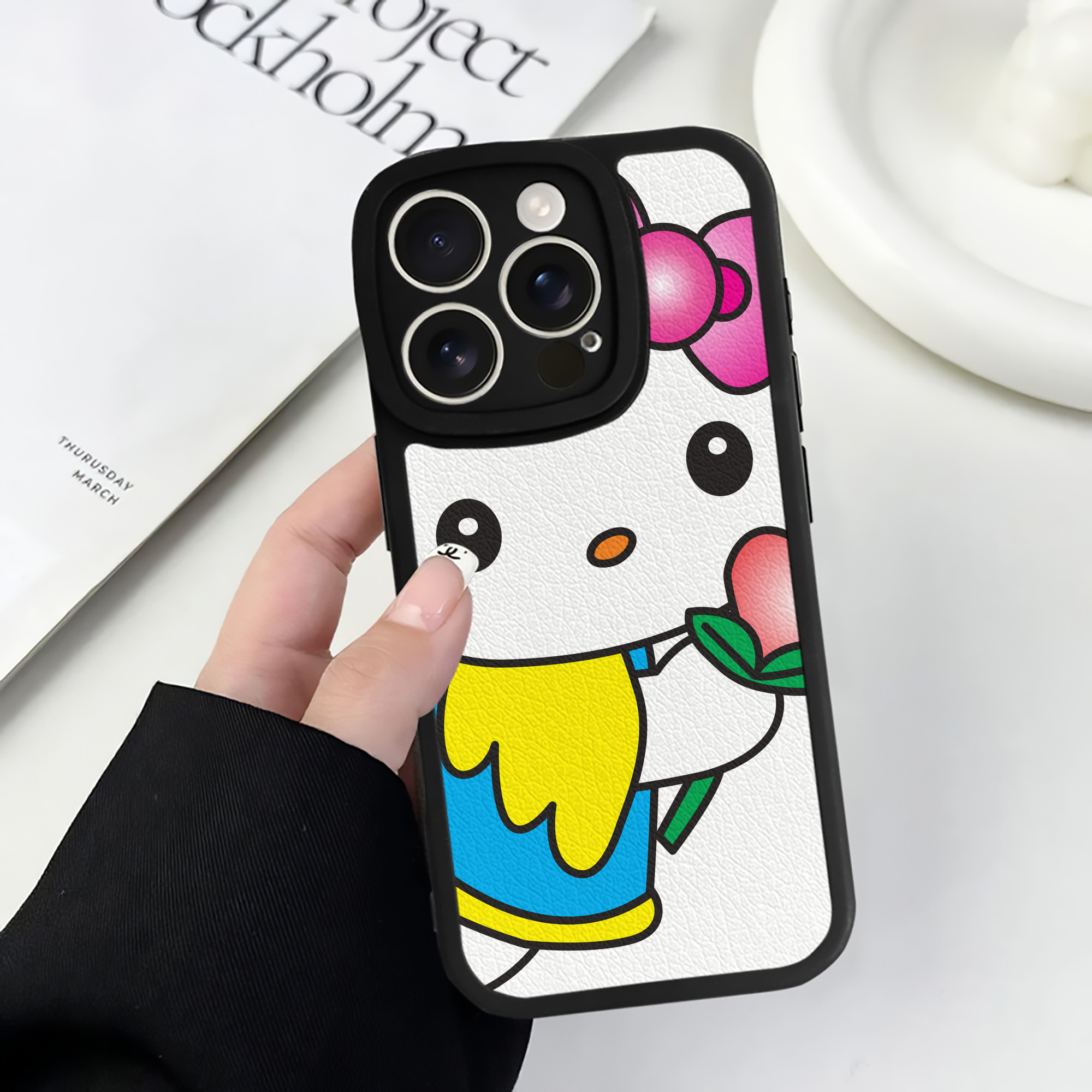 （画像用） Hello Kitty ハローキティ 【iPhone 16シリーズ対応】シリコンスマホケース（レザー調） 材質：シリコン